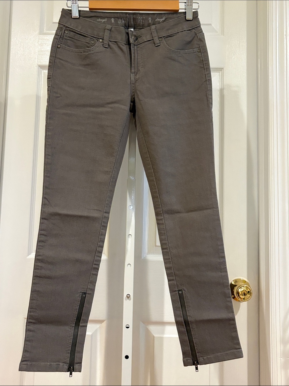 NWOT Jennifer Lopez grey straight cropped jeans 2S